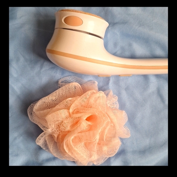 Flawless Finishing Touch Spa Body Brush and DR Teal's Foaming Bath - Picture 5 of 10